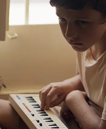 child-with-piano